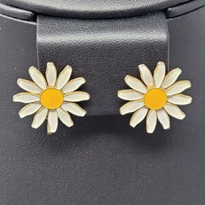 Vtg Daisy Flower Clip-On Earrings Gold-Tone White Yellow‎ Enamel Hippie Jewelry